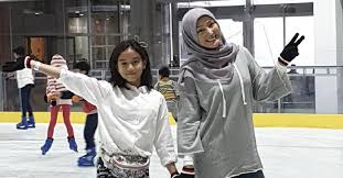 Ia mengunggah ulang unggahan foto erra fazira saat aleesya tengah bergiliran bersamanya. Didoakan Yang Terbaik Dan Terbahagia Buat Pengantin Serta Anakku Erra Fazira Titip Ucapan Atas Perkahwinan Bekas Suami