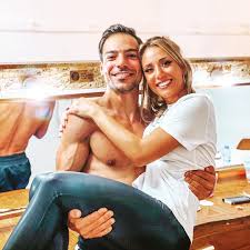 Em 'paixão', atriz beija inês aires pereira e vive ainda cenas fogosas com patrícia tavares. Sofia Arruda E Tiago Aldeia Repetem Pose De Morangos Com Acucar De 17 Anos Atras Holofote