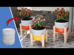 Idees Brillantes Recyclage Des Barils En Plastique Dans De Beaux Pots De Fleurs Youtube In 2020 Flower Pots Recycled Plastic Beautiful Flowers