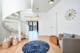 Oft befindet sich die treppe in unmittelbarer nähe vom eingang, und in diesem fall kann sie das erste sein, was den gästen auffällt, wenn sie ihre wohnung betreten. Eingangsbereich Mit Rundem Teppich Sessel Uhr Und