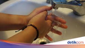Setelah kuku direndam dan tangan dicuci, anda bisa secara perlahan memasukkan benang cara mencegah cantengan pada jari tangan. Cara Cuci Tangan Yang Benar Menurut Kemenkes Dan Who