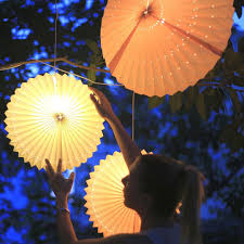 Una Buena Noticia Tenemos Los Farolillos Perfectos Para Decorar Las Verbenas Del Verano Lamparaes Tiendaonline Iluminaci In 2020 Paper Lamp Lamp Novelty Lamp