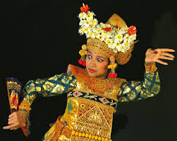 Pendet dance is a traditional dance from bali, indonesia, in which floral offerings are made to purify the temple or theater as a prelude to ceremonies or other dances. Mengenal Keunikan Tari Pendet Tarian Pemujaan Dari Bali