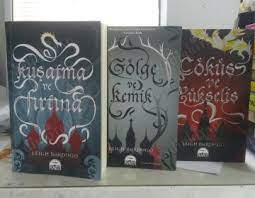 Fakat gölge ve kemik yazarı kimdir? Golge Ve Kemik Cokus Ve Yukselis Kusatma Ve Firtina 3 Kitap Takim Leigh Bardugo Nadir Kitap