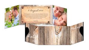 Diese einzigartige heinladungskarten sind aus kirschholz gefertigt und mit liebe gemacht Einladungskarte Fur Die Hochzeit Fensterfalz Mit Braunem Holz Look Und Herz