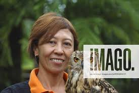 Nepaluhu, Nepal-Uhu, Frau mit Nepaluhu, Singapur, Jurong Bird Park forest  eagle owl, woman with