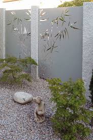 Sichtschutzwande Mit Steinstelen Sichtschutzwand Garten Garten Design Sichtschutzwande