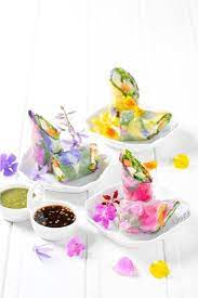 เม ยงดอกไม สม นไพร 10 ชน ด ดอกไม 10 ชน ด เต าห แตงกวา แครอท ห อด วยแผ นแป ง เพ มรสชาต ด วยซอสดำแบบจ น โดยค ณพ ลทร พย เจตล อาหาร อาหารร มทาง อาหารว าง