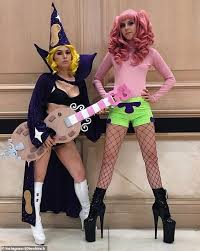 Spongebob and patrick get caught by a diver called cyclops (that wears one of the super old diving suits) while trying to find neptune's crown, eventually they are goofy goober rock is now playing on loop thanks to this. Cosplayer Teen S Spongebob Meme Transformations Are Going Viral Daily Mail Online
