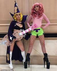 Pecinta kucing yang takut kecoa. Cosplayer Teen S Spongebob Meme Transformations Are Going Viral Daily Mail Online