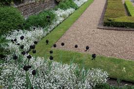 Premade landscape edging ideas can be positioned in your garden without a hassle as they only need a few touches. Landscape Edging Ideas Hgtv