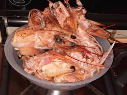 Cipolla 1 burro 75g sedano 2 gambi carote 2 scampi 750g brandy 1 cucchiaio concentrato di pomodoro 1 cucchiaio foglioline di alloro dragoncello tritato 1 cucchiaio sale 1. Calamarata Ricetta Con Cozze Nere E Bisque Di Gamberoni E Scampi Favolosa Caffebook