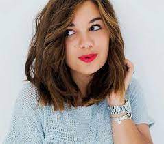 It has the flexibility of long hair, great for a bun or ponytail, but it can do its own thing down. Epingle Sur Hair