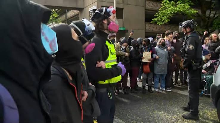 Police clear library at Portland State University, arrest protesters