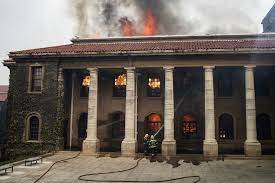 Johannesburg (ap) — a wildfire raging on the slopes of cape town's table mountain spread to the university of cape town, burning the historic campus library and forcing the. Kq Bhlvyxdh2um