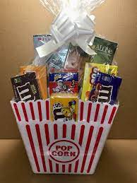 Cesta Para O Dia Dos Namorados Ideias E Dicas Para Montar Movie Night Gift Basket Family Gift Baskets Movie Basket Gift