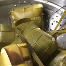 Mau resepnya untuk masak di rumah? Resep Membuat Lontong Daun Pisang Enak Dan Padat Rinaresep Com