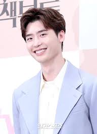 Hingga kini, jong suk sudah membintangi sekitar delapan film dan 16 drama, wow! Lee Jong Seok Eyes First Post Military Drama Big Mouth Dramabeans Korean Drama Recaps