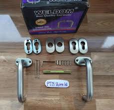 52 desain model pintu utama rumah minimalis terbaru pintu rumah memiliki beragam model begitu juga bahan yang digunakan bervariasi ada pintu yang terbuat dari kayu kaca stainless juga besi baja nah bahan pintu itu disesuaikan dengan penempatan pintu baik pada pintu utama pintu kamar. Handle Pintu Gagang Pintu Stainless Steel 90 Weldom Kunci Pintu Kamar Mandi Pipa Stainless Terbaru Juli 2021 Harga Murah Kualitas Terjamin Blibli