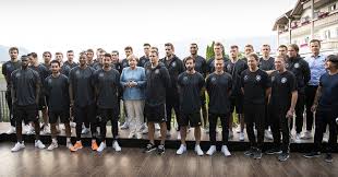 Germany national team players mesut özil, jerome boateng, sami khedira, emre can and julian draxler during a team's training session ahead of the. Merkel Besucht Dfb Team In Eppan