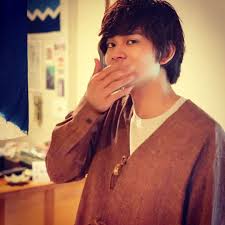 北村匠海ファーストソロ写真集 公式 さんはinstagramを利用しています 今日は奄美大島での撮影オフショットです 17時半を大幅に過ぎてすみません 手が動いてたんだなぁ 躍動感のある手 実は雨宿り中 北村匠海 写真集 撮影