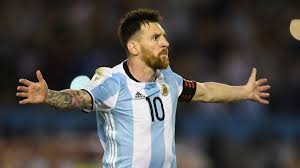 Una corona de rey en su antebrazo izquierdo (antonela tiene una corona de reina en el suyo a modo de espejo). Messi Mi Hijo Me Pregunta Por Que Te Matan En Argentina Conexion Deportiva