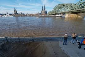 Die feuerwehren im stadtgebiet arbeiten mit hochdruck daran schutzmöglichke iten gegen das wasser bereitzustellen. Hochwasser An Vielen Flussen Fotostrecke Wetteronline