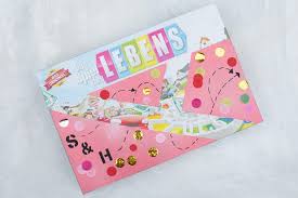 Doch gerade geldgeschenke gehören bei wir sind ständig auf der suche nach neuen ideen für geldgeschenke für die hochzeit. Diy Kreatives Geldgeschenk Zur Hochzeit Basteln Spiel Des Lebens Individualisieren Werbung Diy Blog Do It Yourself Anleitungen Zum Selbermachen Wiebkeliebt