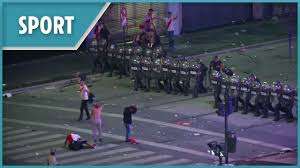 River plate and boca juniors were each given 5,000 tickets, but only 4,000 fans from each club flew to spain. Violent Scenes After River Plate Beat Boca Juniors In Copa Libertadores Final Youtube