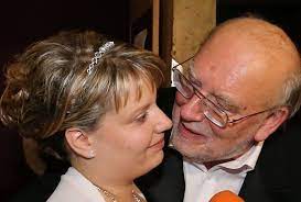 Dlouhých dvanáct let spolu žili na psí knížku. Snatky Roku 2012 Aneb Slavni Cesi V Chomoutu Podivejte Se Sedmicka Cz