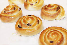 Bisognerà poi tagliare il rotolo a fette e cuocere le ciambelle in. Girelle Con Marmellata E Uvetta Cuor Di Ciambella
