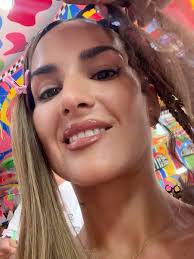 Cuál os gusta más ? Me hice un pequeño cambio de look y me sentía como la 5  foto 🙊