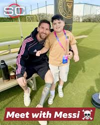 Messi with little fan 🙆. The little boy wanted to met Messi but the security guard tried to stop him. Messi saw this and told the security let him come. Then the