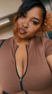 Live now come talk to me !!! 🥺🩵 https://www.twitch.tv/dessievee?sr=a