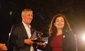 Vjosa osmani ka arritur ta kalojë me suksesin e nevojshëm raundin e parë të votimit për president në kuvendin e kosovës. Anton Quni Tregon A Do Te Beje Parti Te Re Vjosa Osmani Dhe A Do Te Jete Ne Parti Te Saj Departamenti