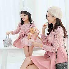 Nasce dall'idea di due sorelle che, diventate mamme, si sono dedicate alla passione per la moda e per gli outfit per mamma e figlia. Vezati Zetva Tvrdoca Abiti Uguali Mamma E Figlia Physics Quest Com