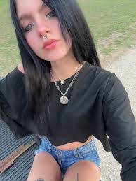 Caitlin Bateman's Instagram, Twitter & Facebook