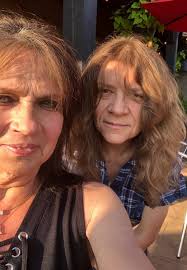 Rosie Lynn also known as Kelly Clarkson says good morning taps. She's doing  great her and the kitty cat.