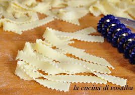 Farina, qualche uova, un pizzico di sale.un bel mattarello in legno, una capiente spianatoia e il gioco è fatto. Pasta Fresca Senza Uova Ricetta
