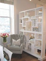Menggunakan sekat ruangan yang tepat bisa membuat ruangan rumahnya jadi terlihat lebih cantik desain sekat ruangan yang satu ini sangat minimalis dan modern namun tetap memberikan kesan 9. 10 Cara Mudah Membuat Pemisah Ruangan Tanpa Dinding