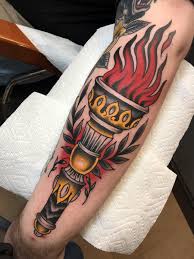 American Traditional Torch Von Andy Reach Bei Redemption Tattoos In Cambridge American Traditional Traditionelle Tatowierungen Traditionelle Tattoo Kunst