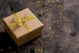 Caja De Regalo Con Lazo Dorado En Mesa D Premium Photo Freepik Photo Navidad Ribbon Cumpleanos Madera En 2020 Lazo Dorado Cajas Caja De Regalo