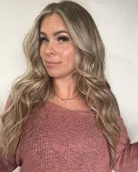 Danielle Hiler's Instagram, Twitter & Facebook