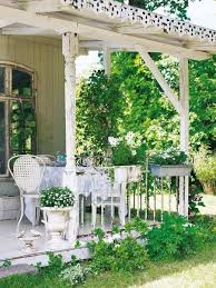 Un Jardin Au Style Shabby Chic Le Royaume Du Monde Patio Shabby Chic Porche Shabby Chic Jardin Style Shabby Chic