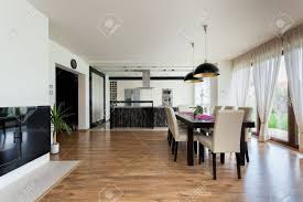 Diese räume möchte man bei bedarf. Stadtische Wohnung Kuche Esszimmer Und Wohnzimmer Lizenzfreie Fotos Bilder Und Stock Fotografie Image 21821977