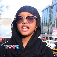 Gabar sheegtay inay qurux-deeda ku dheregtay.