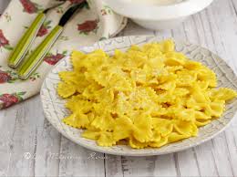 Farfalle Allo Zafferano E Panna Sfiziosa Cremosa E Colorata