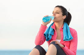 Di dalam minuman isotonik terdapat beberapa kandungan seperti mineral dan elektrolit. Minuman Isotonik Saat Puasa Perlukah Hello Sehat