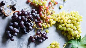 In a 10 grapes ((10 grapes serving)) there are about 16 calories out of which 1 calories come from fat. 16 Fascinating Types Of Grapes