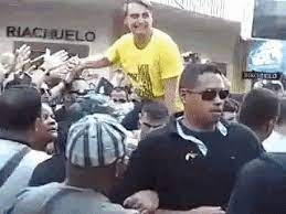 Trinta anos depois, bolsonaro foi esfaqueado em 6 de setembro de 2018, enquanto era levado nos ombros por simpatizantes durante sua campanha presidencial no centro de juiz de fora (mg). Jair Bolsonaro Facada Gif Jairbolsonaro Jair Bolsonaro Discover Share Gifs